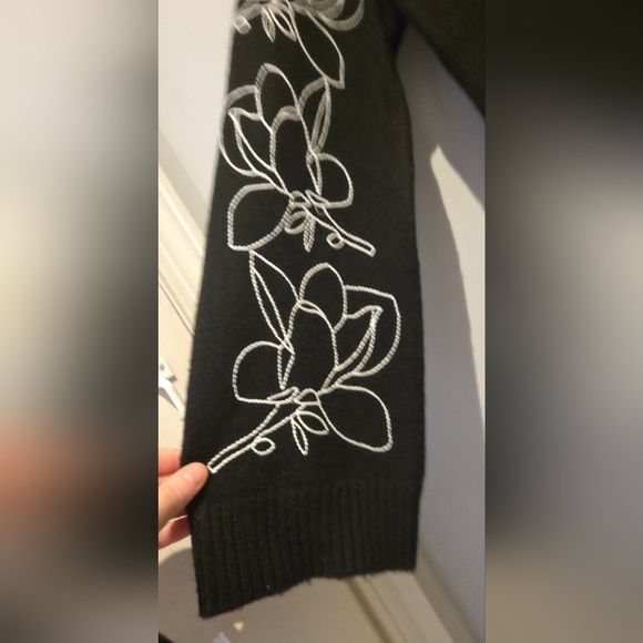 NWT T Tahari Womens Black Sweater with Embroidered Floral Sleeve Design Size M - Picture 4 of 12